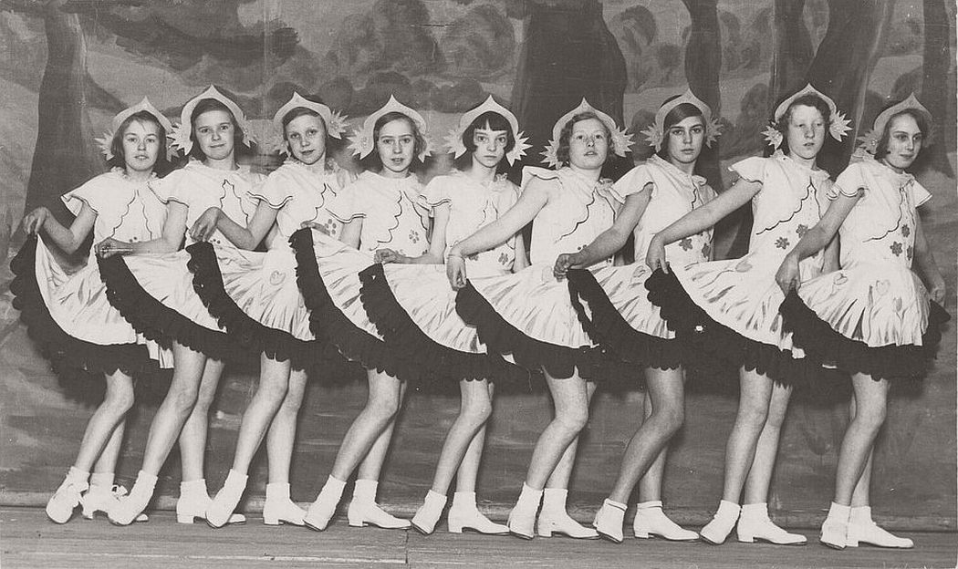 vintage-group-photos-of-dancing-girls-1910s-1930s-19