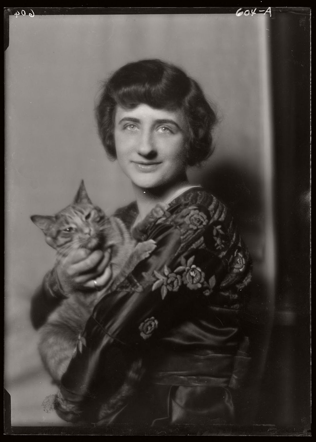 arnold-genthe-1910s-vintage-studio-portraits-of-girls-with-cat-02