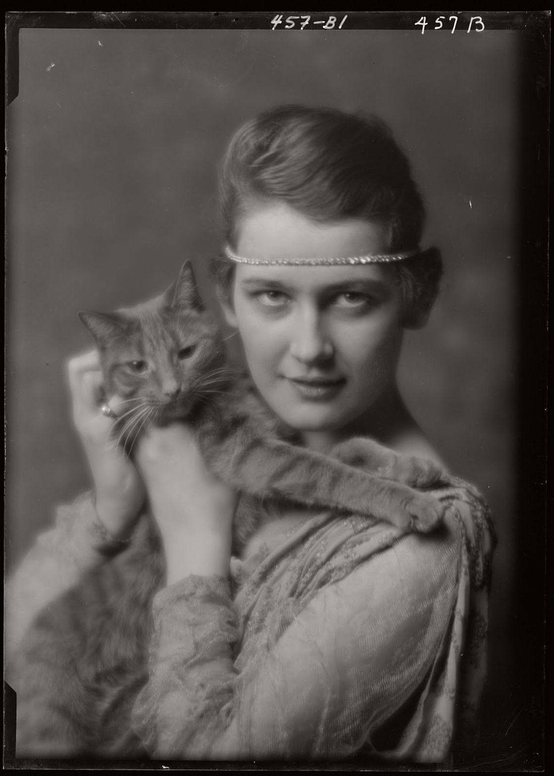 arnold-genthe-1910s-vintage-studio-portraits-of-girls-with-cat-03