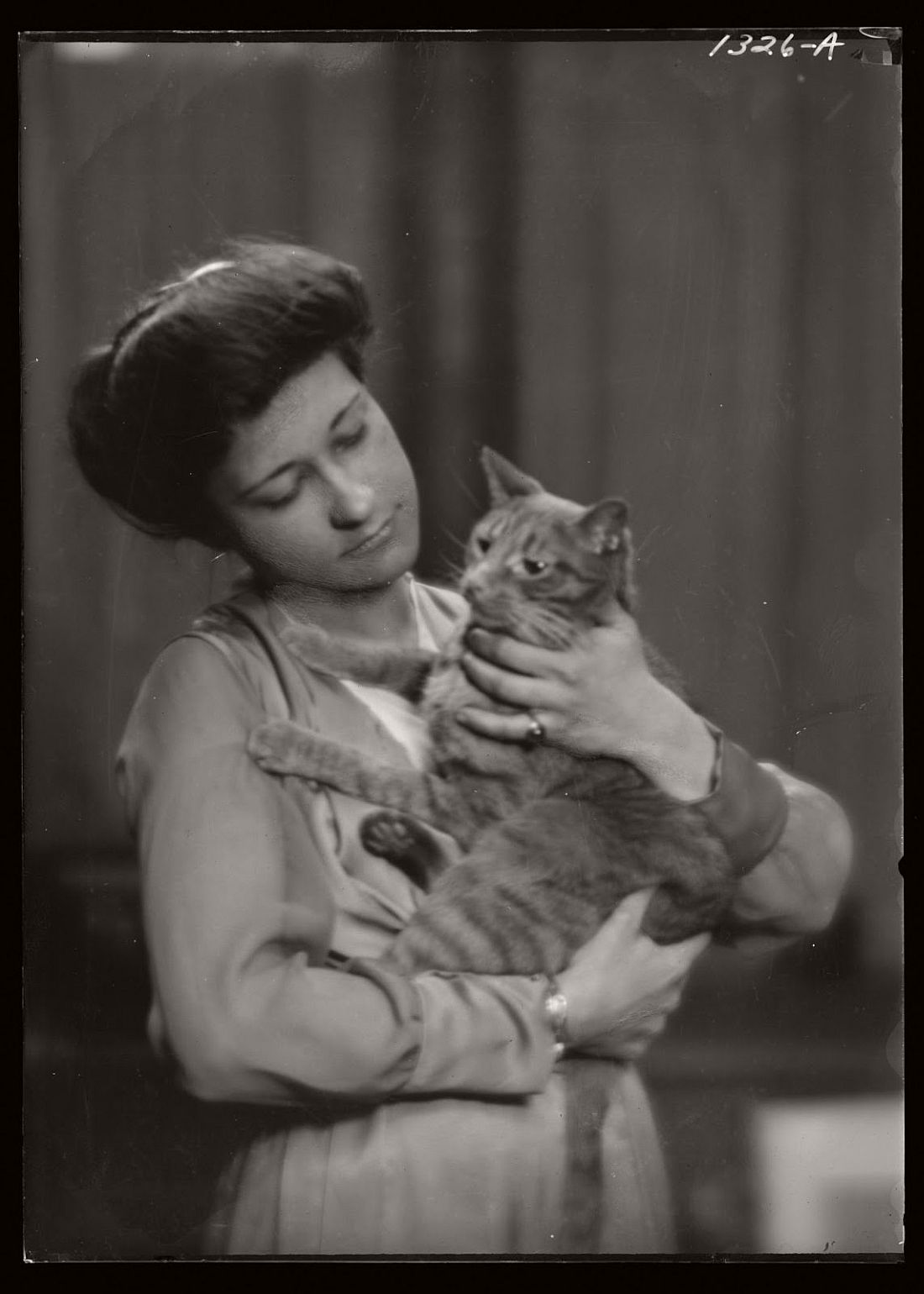 Vintage: Studio Portraits of Girls with Cat by Arnold 