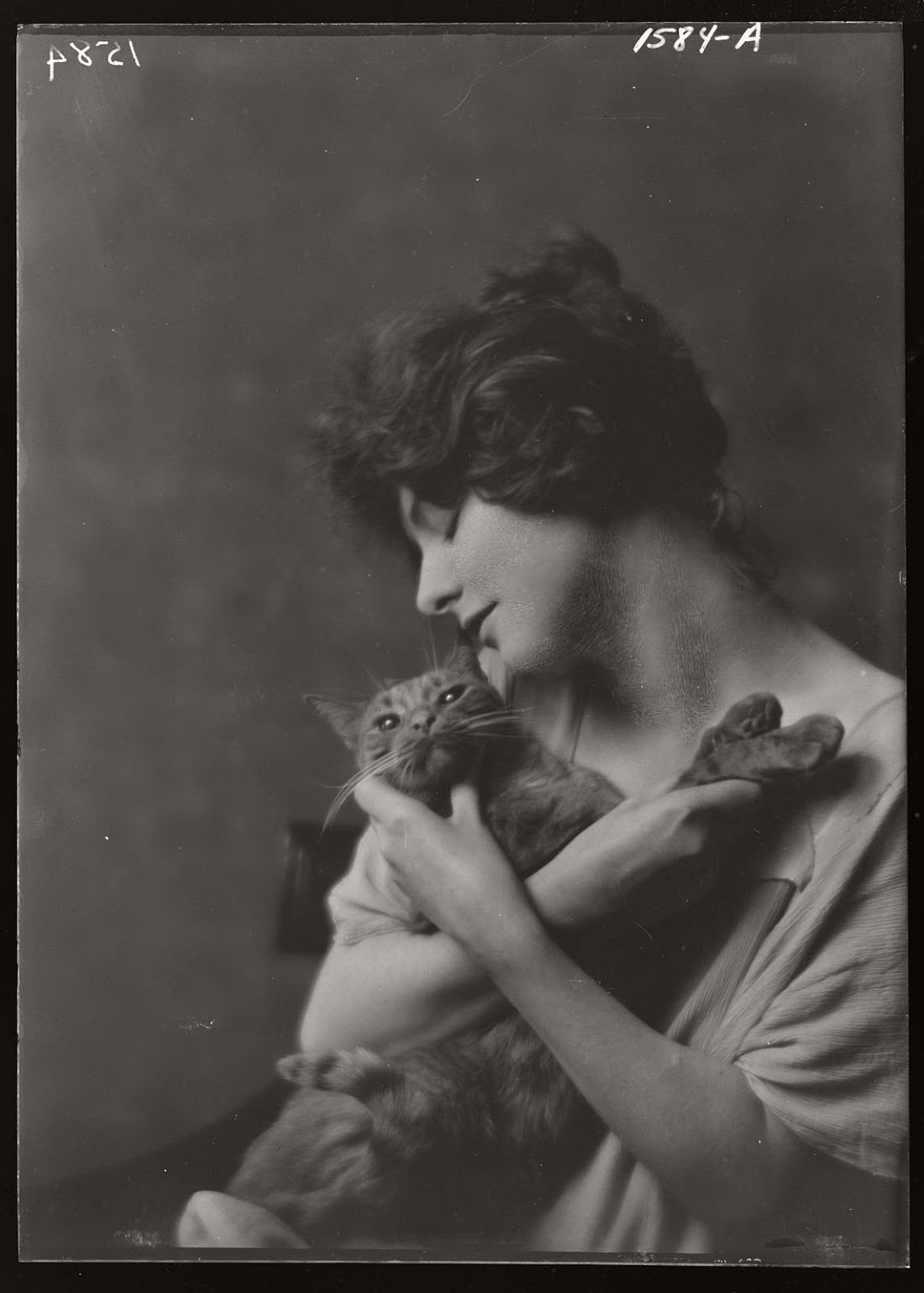 arnold-genthe-1910s-vintage-studio-portraits-of-girls-with-cat-07