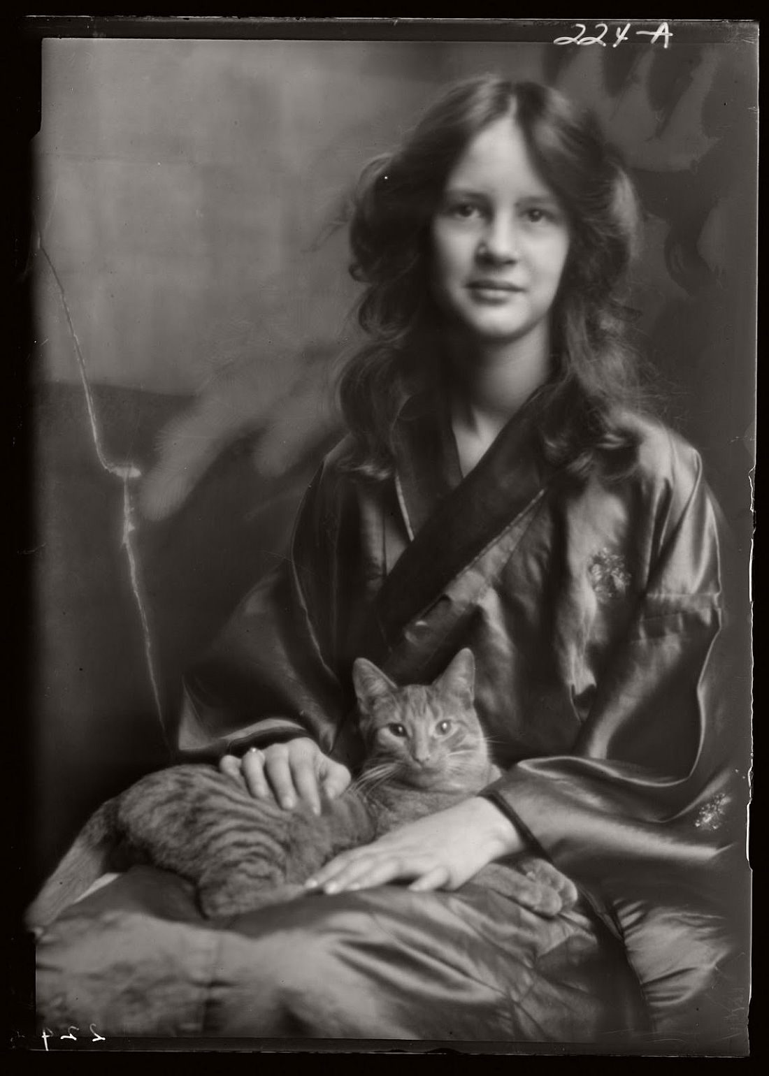 arnold-genthe-1910s-vintage-studio-portraits-of-girls-with-cat-10