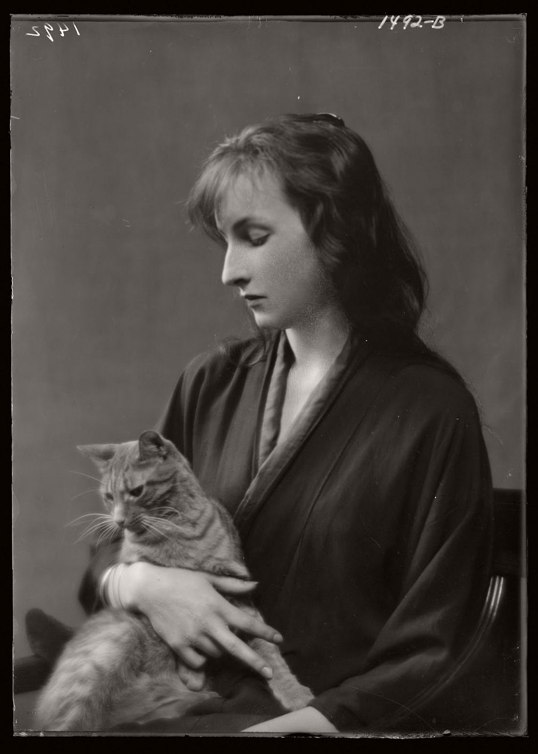arnold-genthe-1910s-vintage-studio-portraits-of-girls-with-cat-11