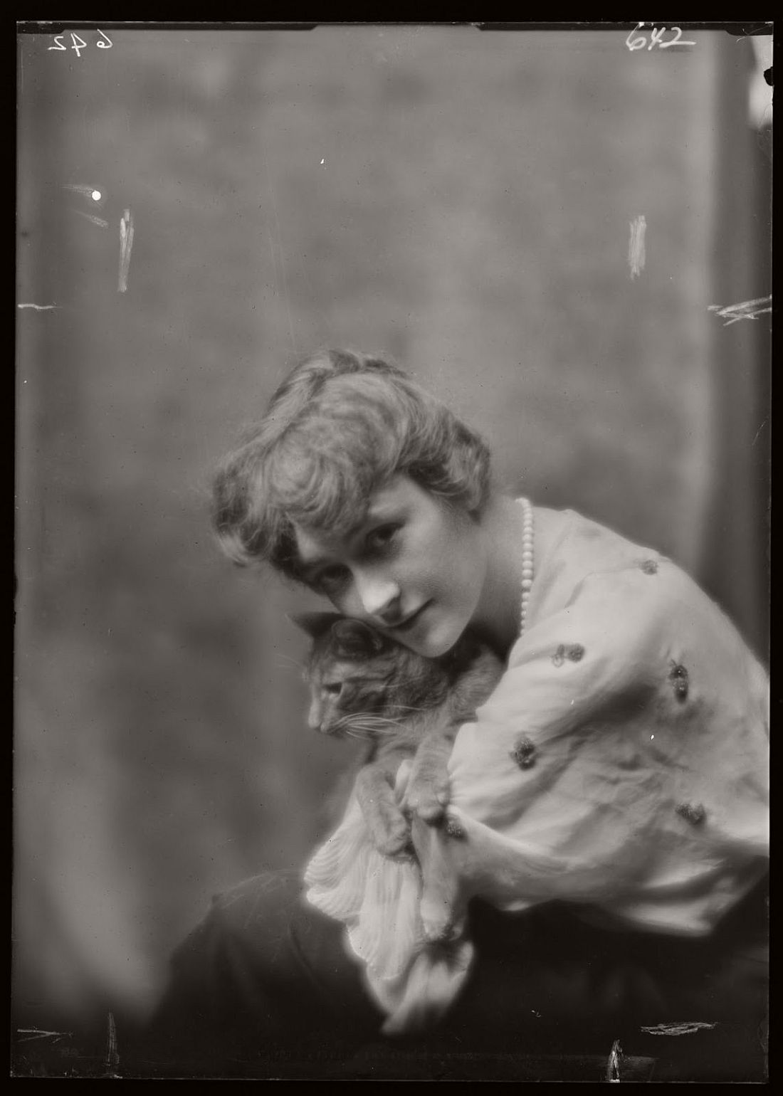 arnold-genthe-1910s-vintage-studio-portraits-of-girls-with-cat-12