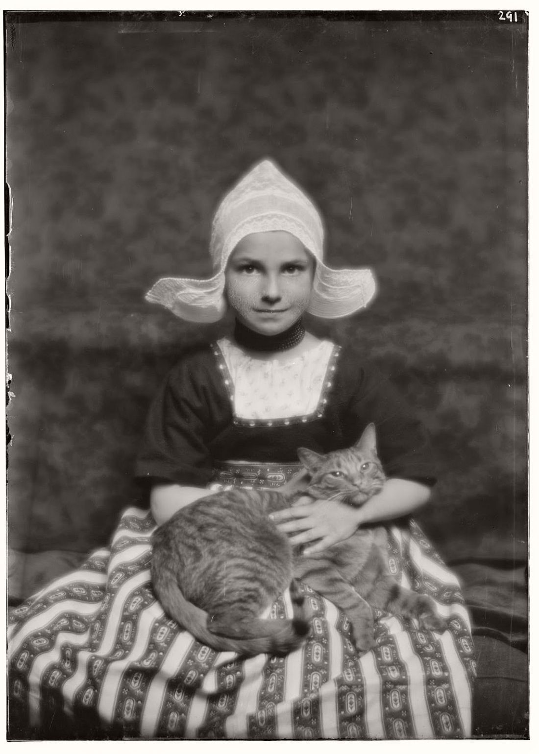 arnold-genthe-1910s-vintage-studio-portraits-of-girls-with-cat-14