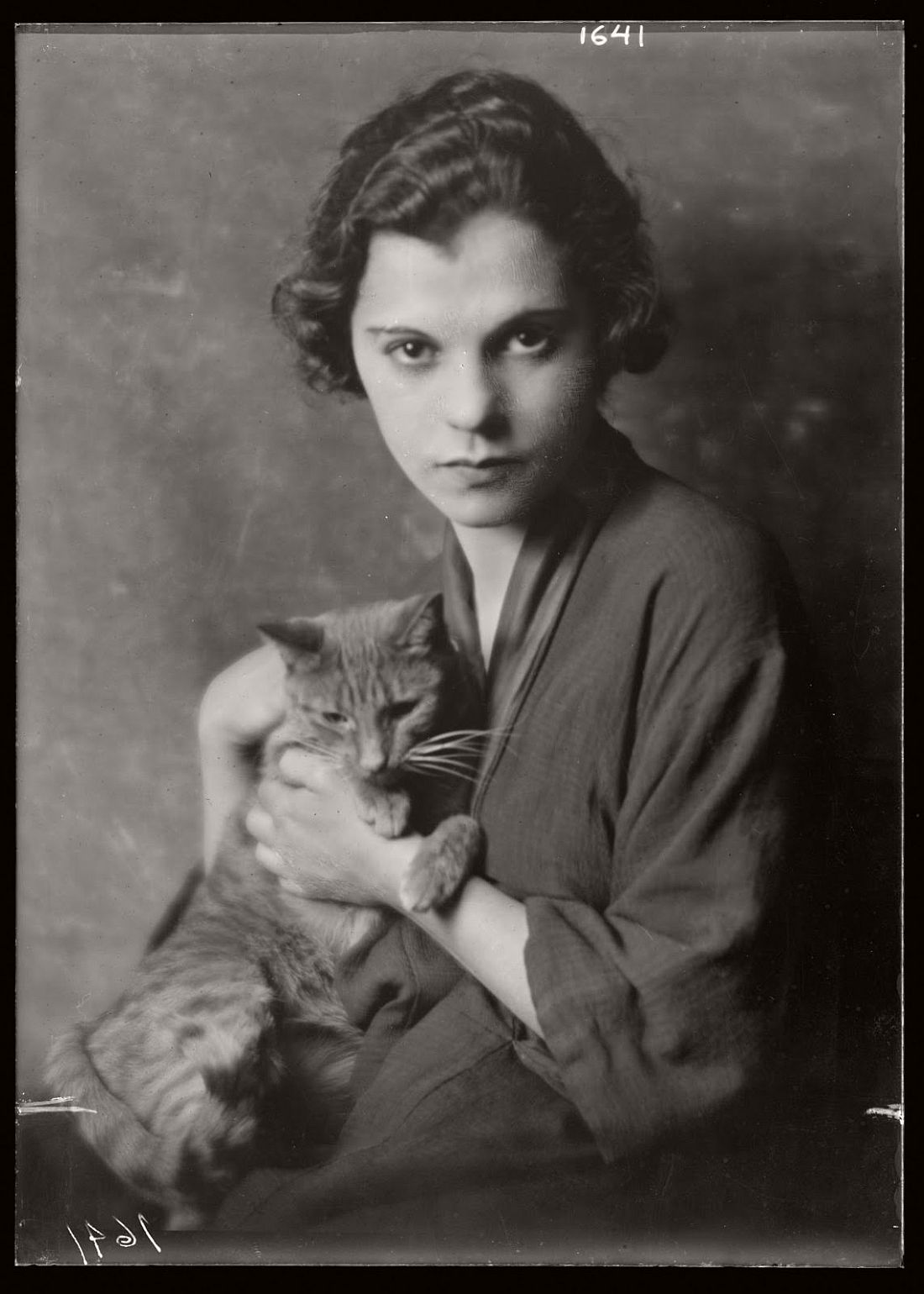 arnold-genthe-1910s-vintage-studio-portraits-of-girls-with-cat-17