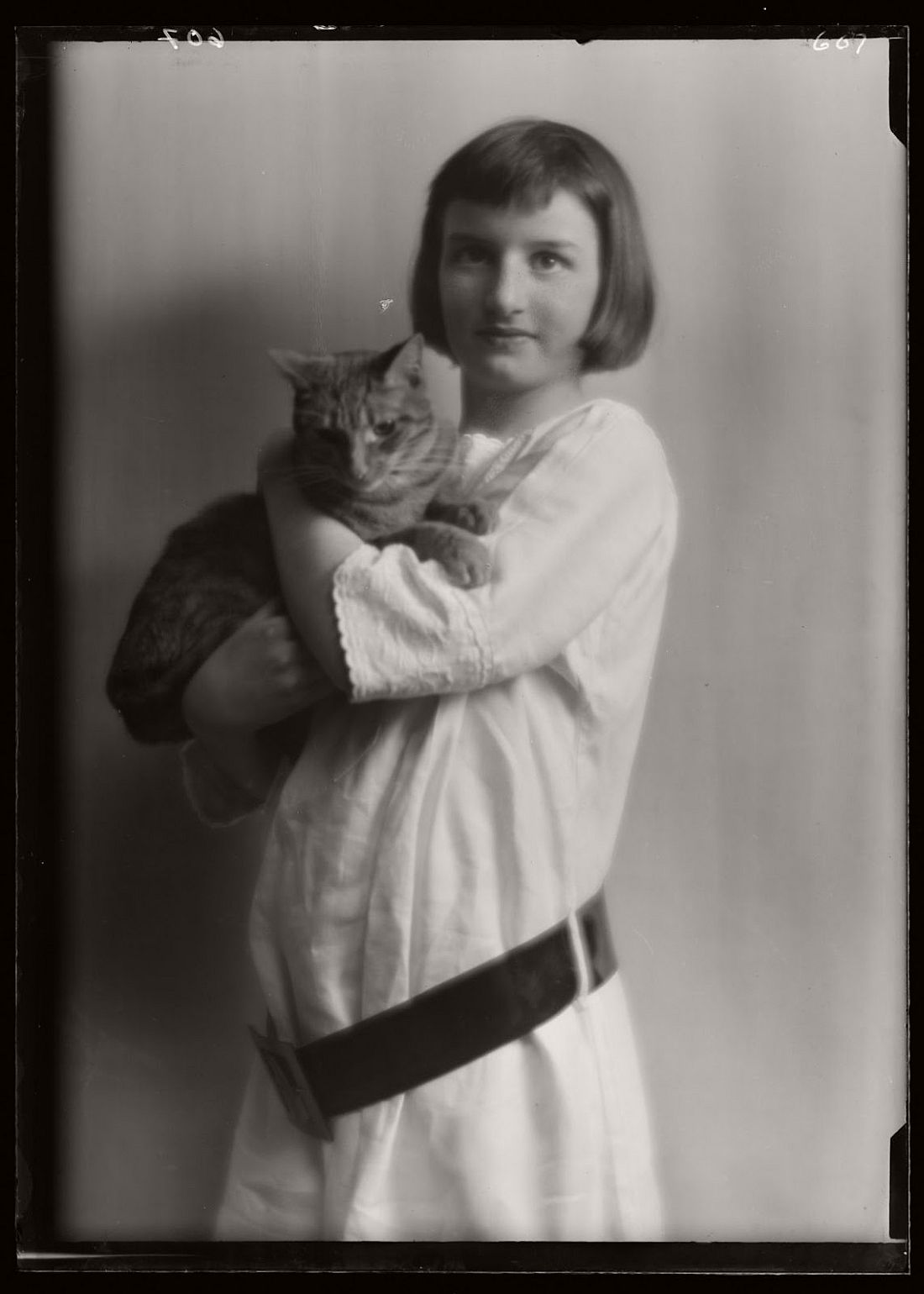 arnold-genthe-1910s-vintage-studio-portraits-of-girls-with-cat-18