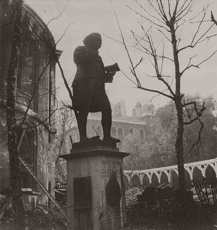 Cecil Beaton, Dr. Johnson Outside His Church, circa 1940. Gelatin silver print. SBMA, Gift of Mrs. Ala Story. © The Cecil Beaton Studio Archive at Sotheby’s