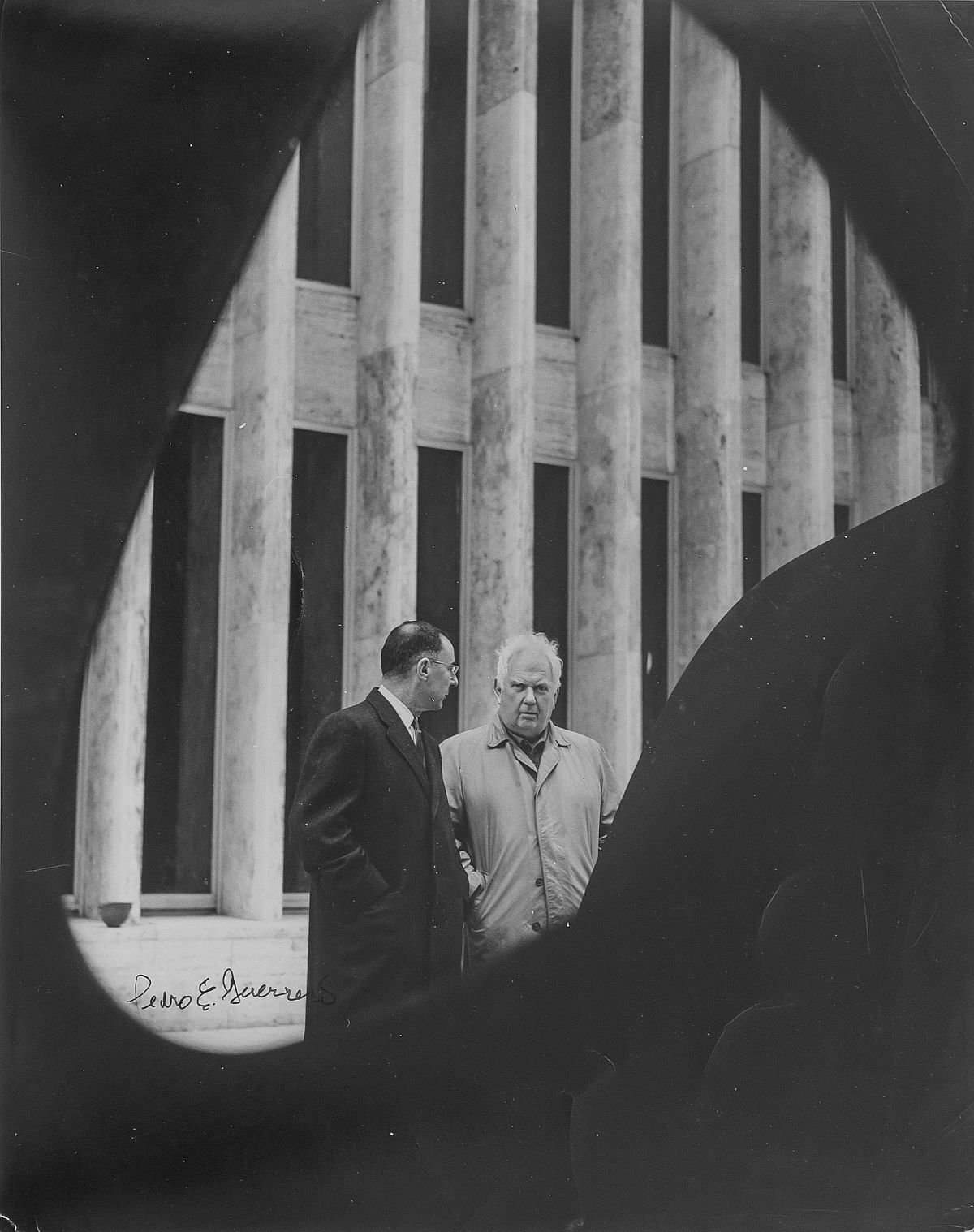 Estate of Pedro E. Guerrero, Alexander Calder and Klaus Perls with "Le Guichet" at Lincoln Center, NY, 1965
