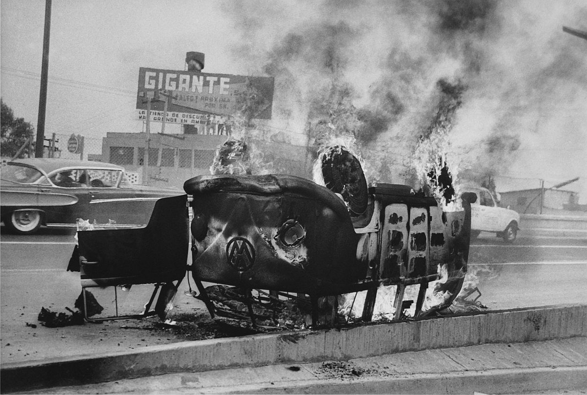  Mexico City ( VW burning), 1951, © Enrique Metinides Enlarge