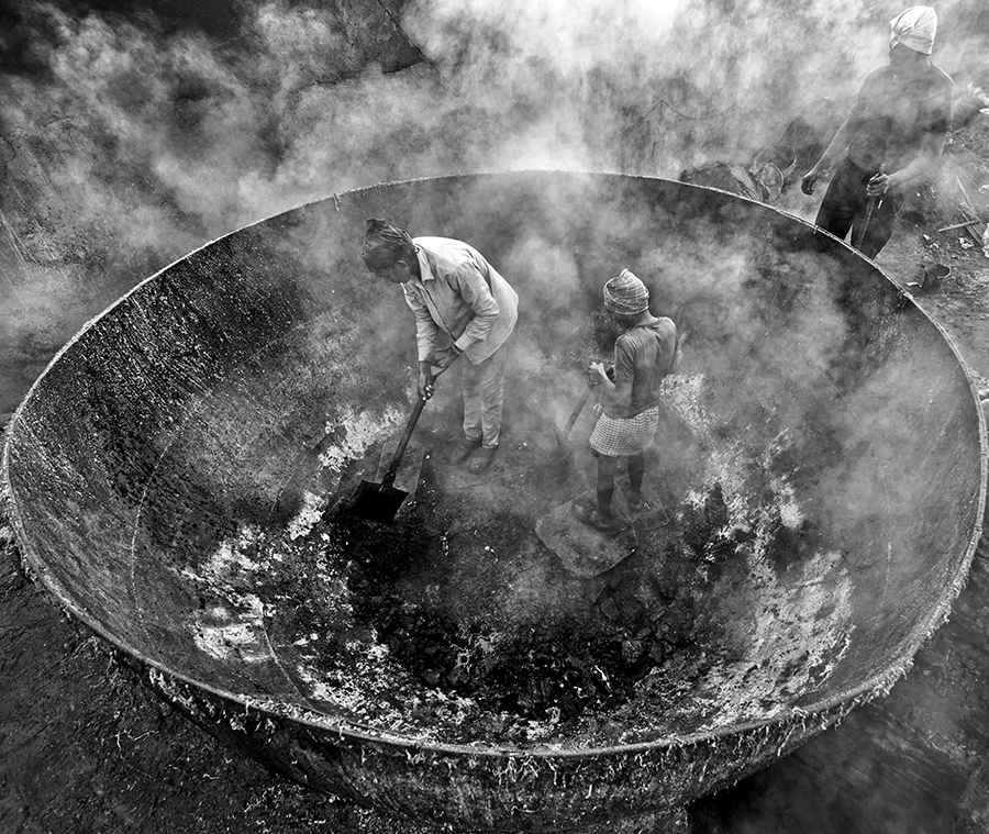 Life in Furnace by Sudipta Dutta Chowdhury (India) – 1st Place Winner – Photojournalism Discovery of the Year 2016