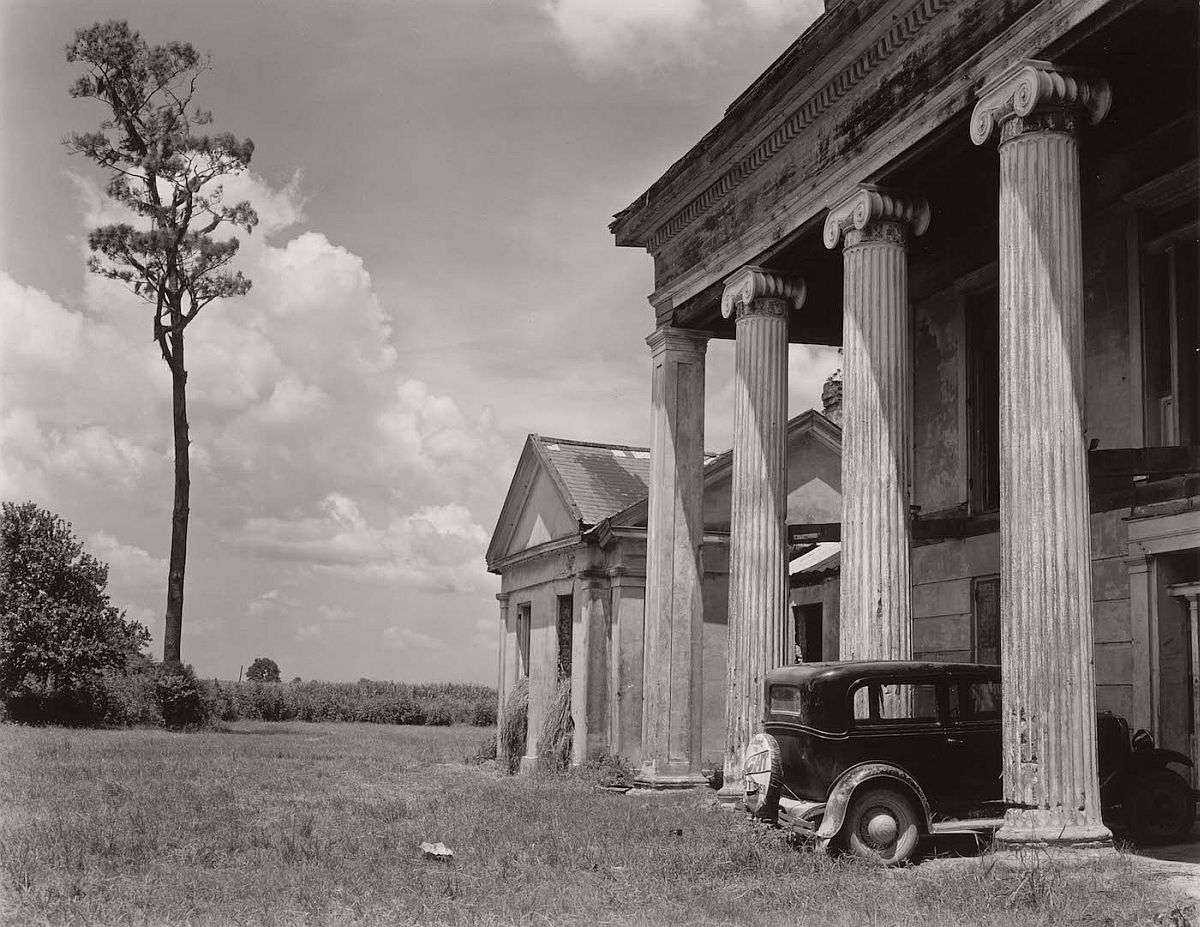 Edward Weston, “Woodlawn Plantation House, Louisiana” (1941), Huntington Library, Art Collections, and Botanical Gardens, © 1981 Center for Creative Photography, Arizona Board of Regents