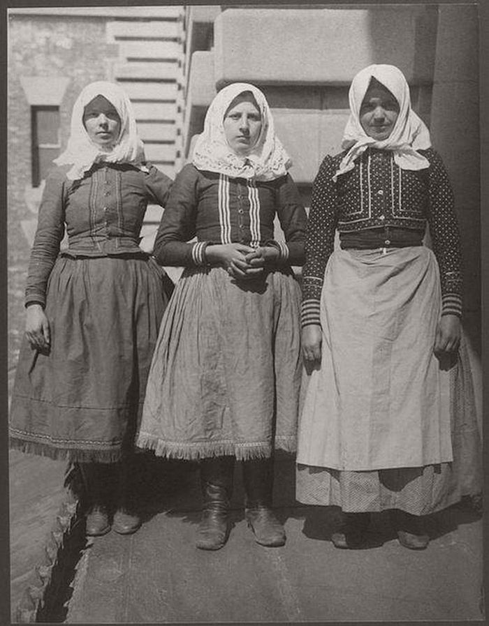 vintage-ellis-island-immigrants-1900-1910s-10