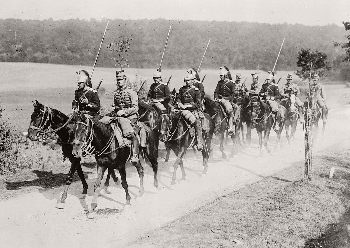   French dragoon and chasseur soldiers at the beginning of World War One. # Library of Congress