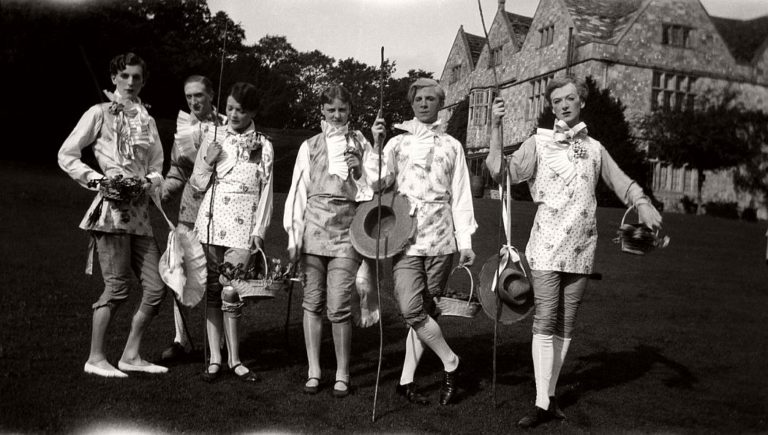 Biography: Fashion, Portrait And War Photographer Cecil Beaton ...