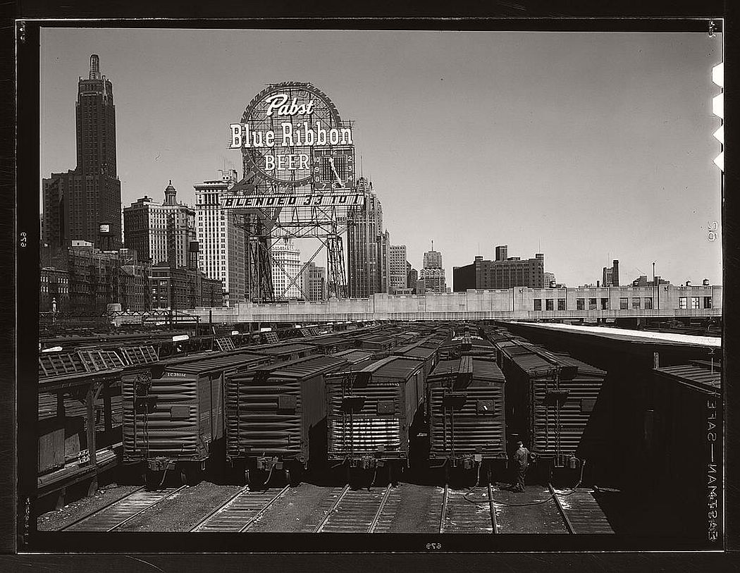 Railway in Chicago (1940s). Photo: The Library of Congress