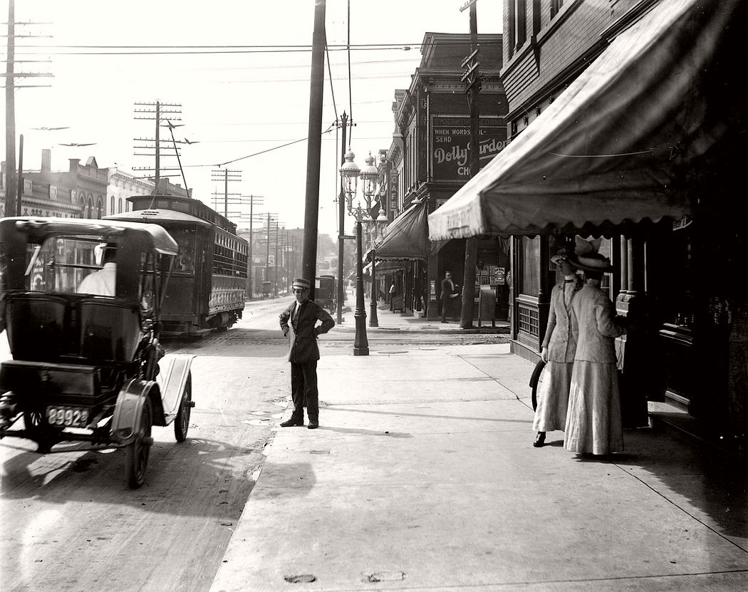 Olive Street looking toward Sarah Street. Photograph, ca. 1910