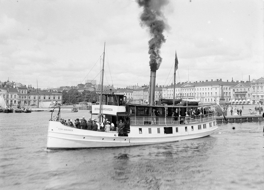 The steam ship 'Östra Skärgården' outside the Market Square in Helsinki