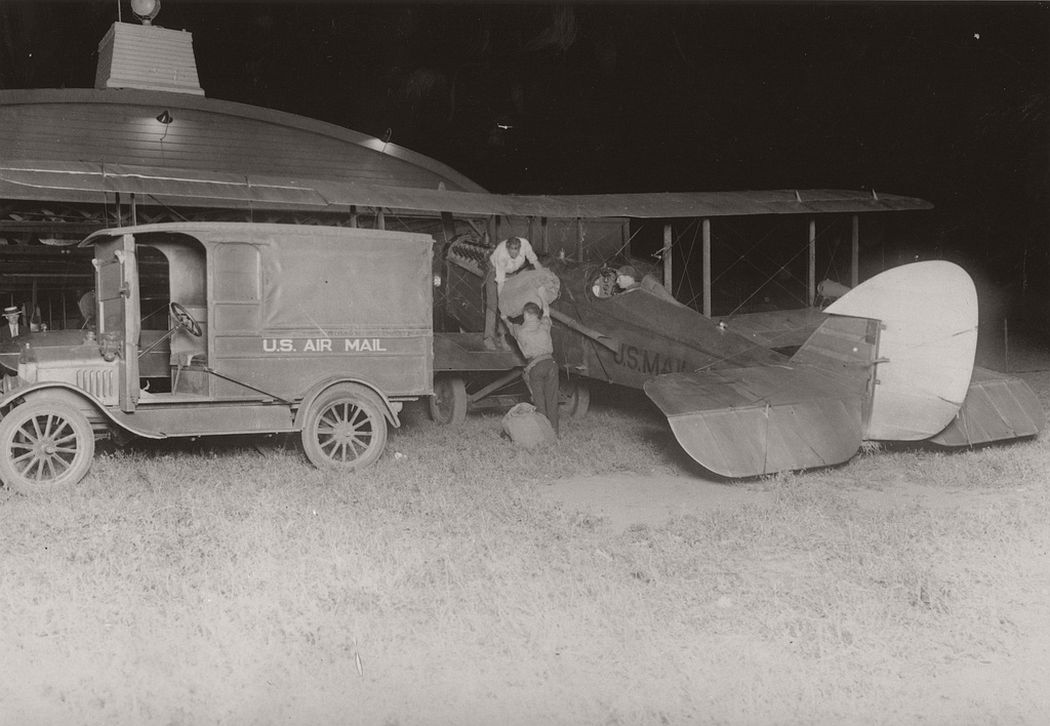 Loading airmail in New Brunswick, New Jersey, 1925