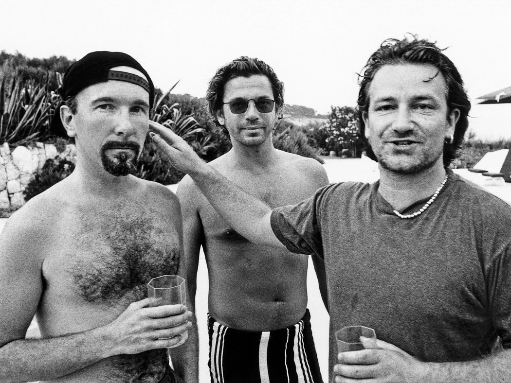  The Edge, Michael Hutchence and Bono catch up over a drink in 1994