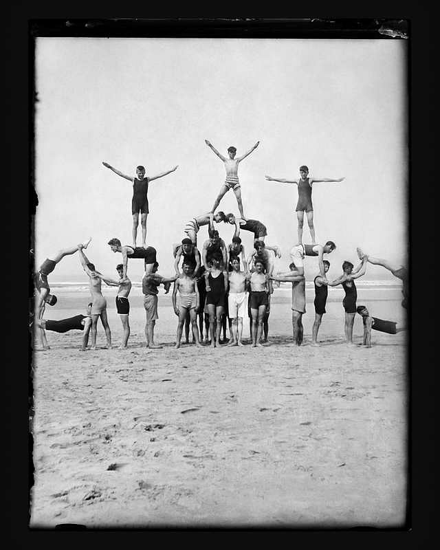 The Institut Emile Metz. The Loups blancs at the seaside in Bredene-aan-Zee, Belgium Swedish gymnastics on the beach. Around 1928 © CNA, Fonds Institut Emile Metz