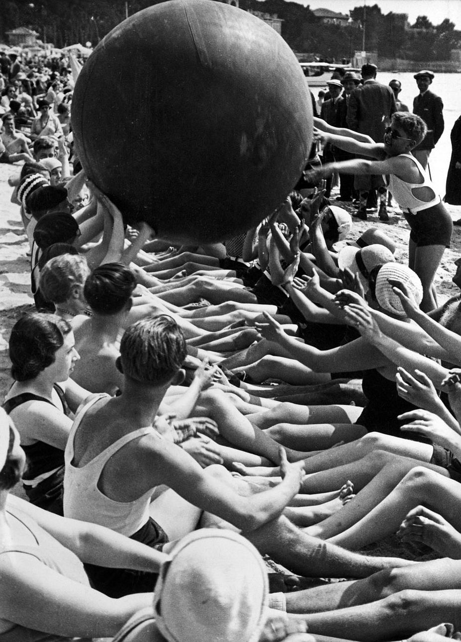 Ball Game at Juan-les-Pins Beach, Côte d'Azur, 1931 © Fritz Block Estate Archive, Stockholm/Hamburg