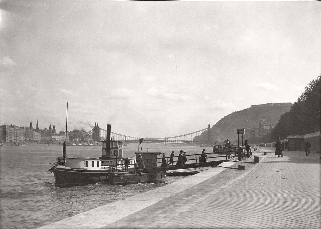The old Elisabeth Bridge just before completing, 1903