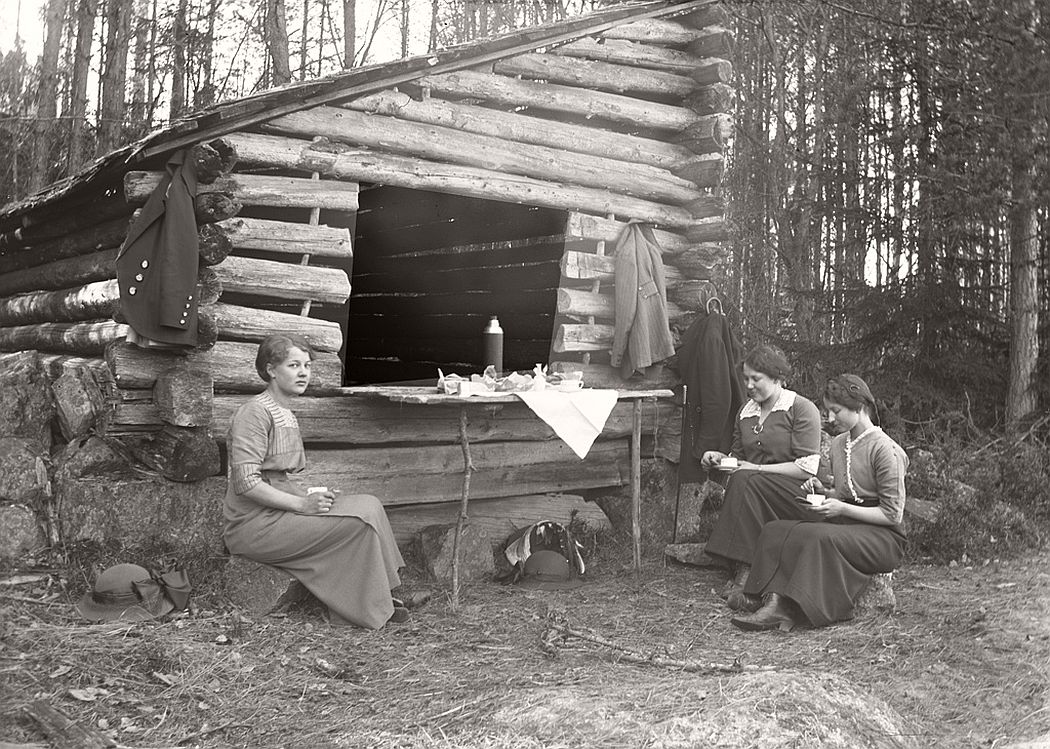 The young ladies are Carol Aurell, Maja Andersson and Klara Torsson, the latter teacher at Frinnaryds church school, 1915.