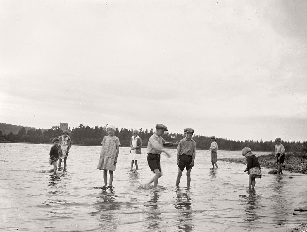 The motives of Lake Ralången with Stjärne Castle in the background. The children in the foreground is probably the family Söderholm.