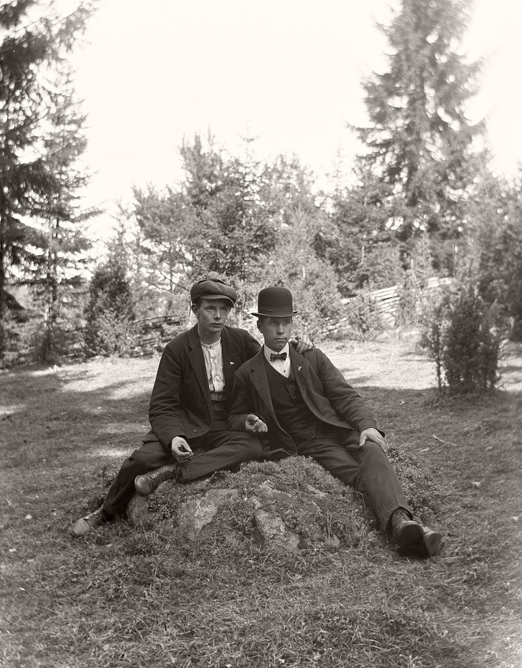 Two men on stone. To the left of the stone is Charles Smith (b. 1892), who was a profession painter and well known in Frinnaryd. The man on the right is not yet identified.