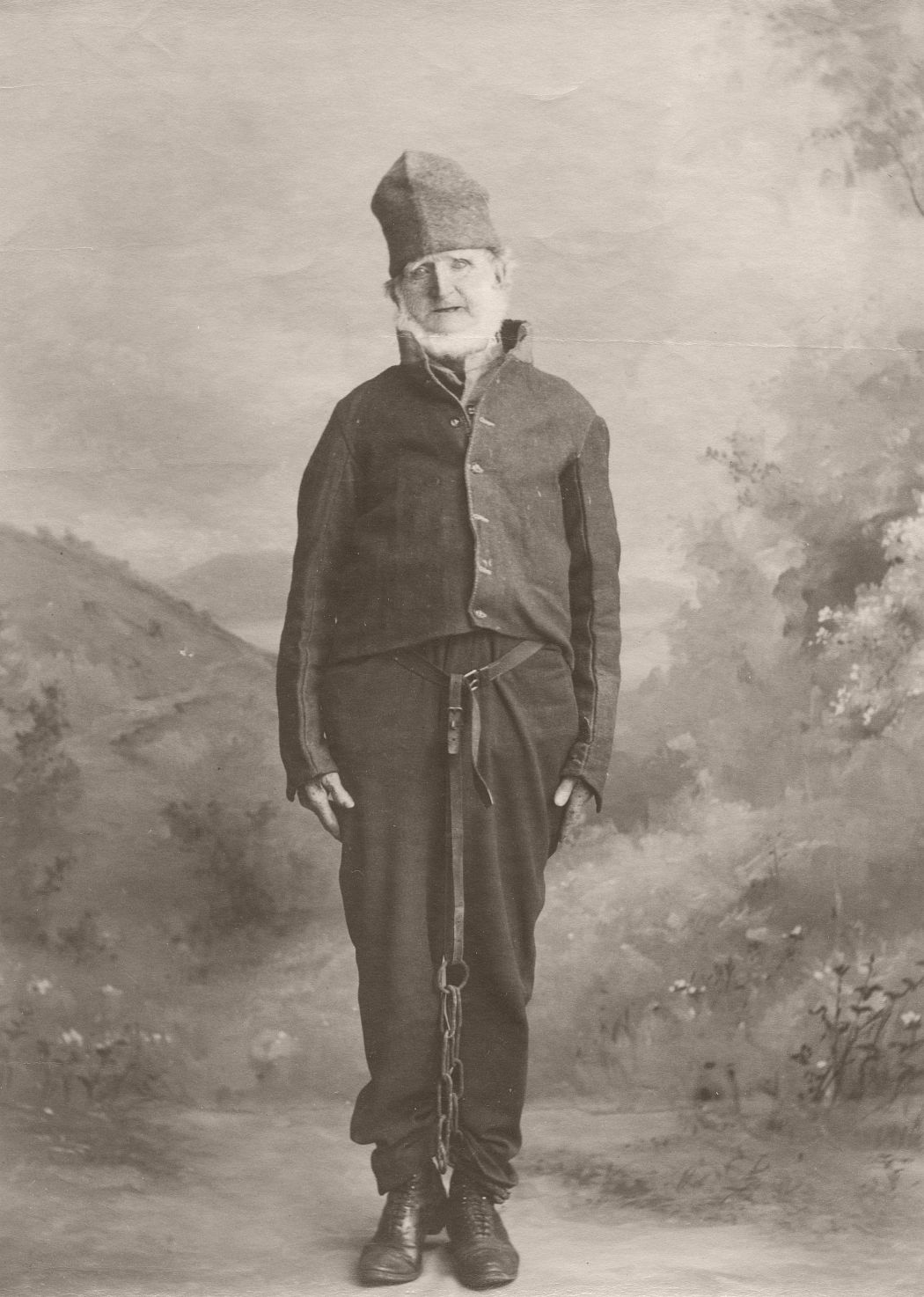 Studio photograph of old William Thompson in convict uniform and leg irons. circa 1900.