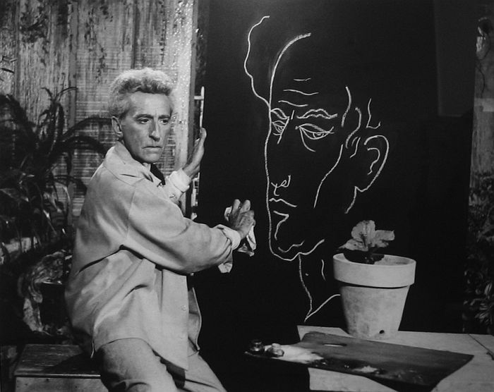 Jean Cocteau faisant son autoportrait Testament d`Orphée, Les Baux de Provence, 1959