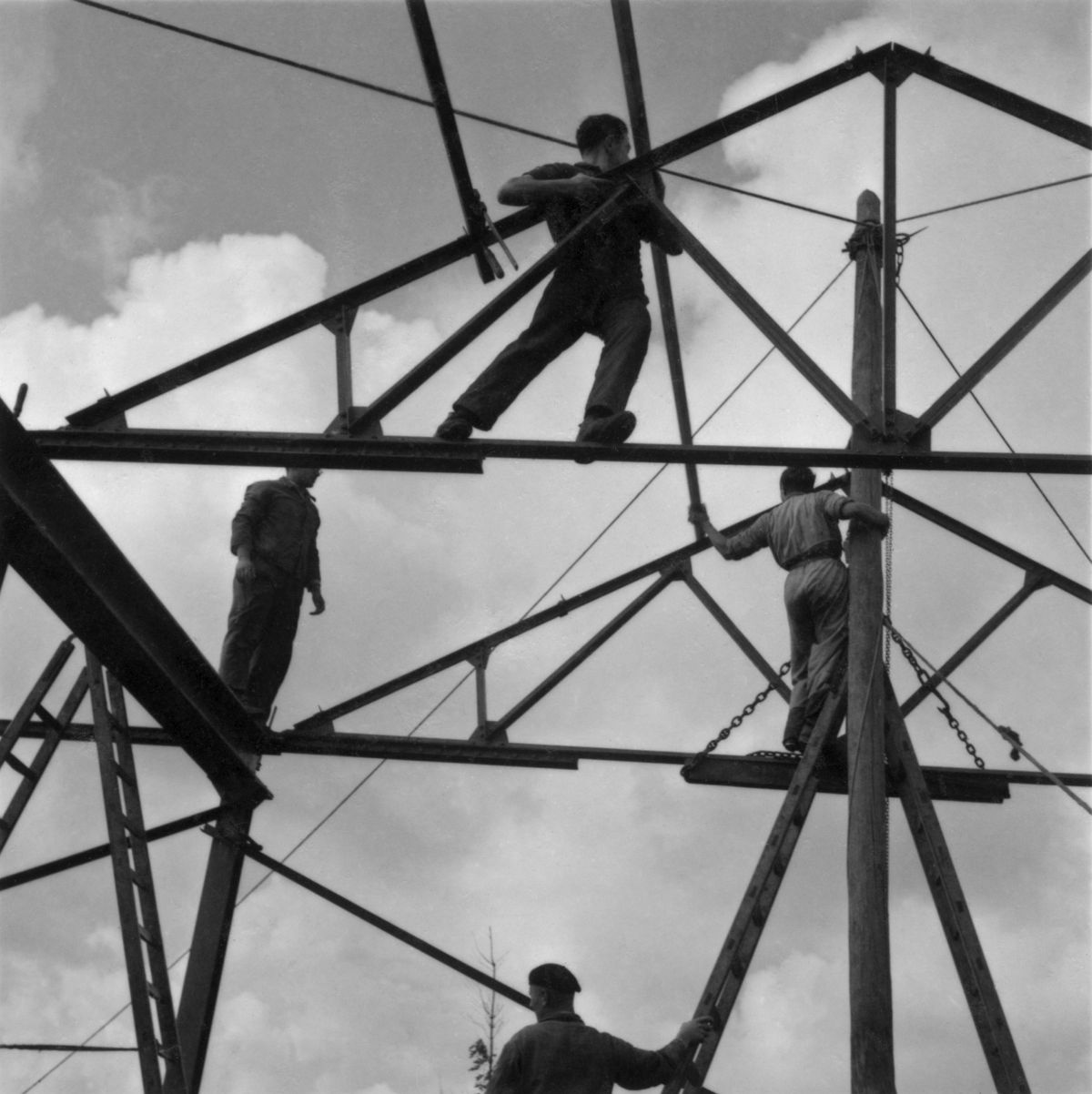 Roman Vishniac, [Zionist youth building a school and foundry while learning construction techniques, Werkdorp Nieuwesluis, Wieringermeer, The Netherlands], 1939. Gelatin silver print. © Mara Vishniac Kohn, courtesy International Center of Photography.