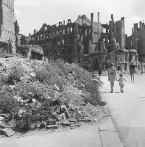 Biography: City Life photographer Roman Vishniac | MONOVISIONS - Black ...