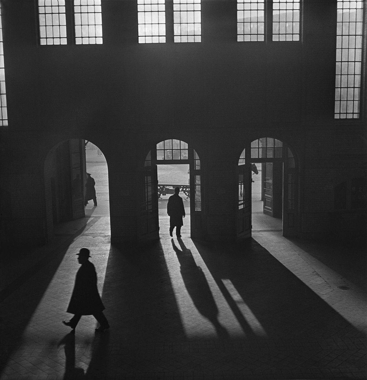 Roman Vishniac, [Interior of the Anhalter Bahnhof railway terminus, near Potsdamer Platz, Berlin], late 1920searly 1930s. © Mara Vishniac Kohn. Courtesy International Center of Photography.