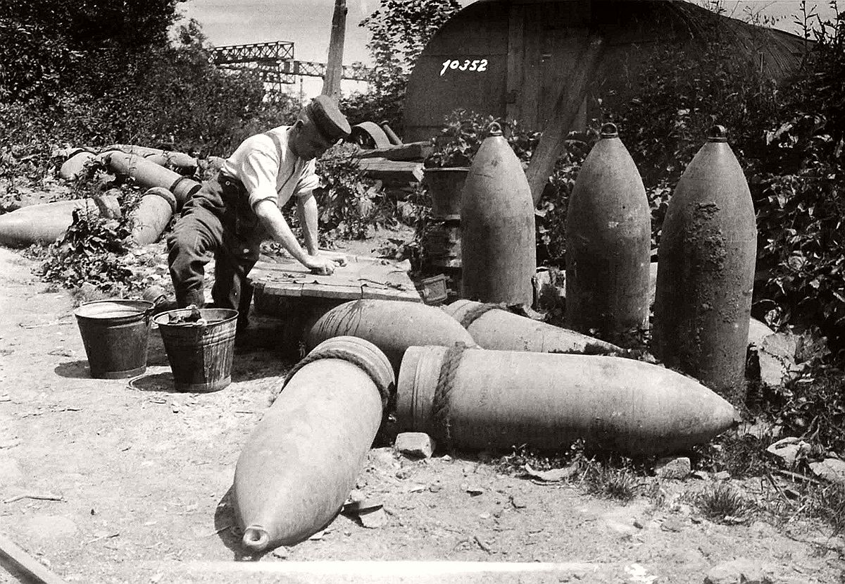   Between Laon and Soissons, German railway troops wash their clothes beside 50 cm shells, on July 19, 1918. # National Archive / Official German Photograph of WWI