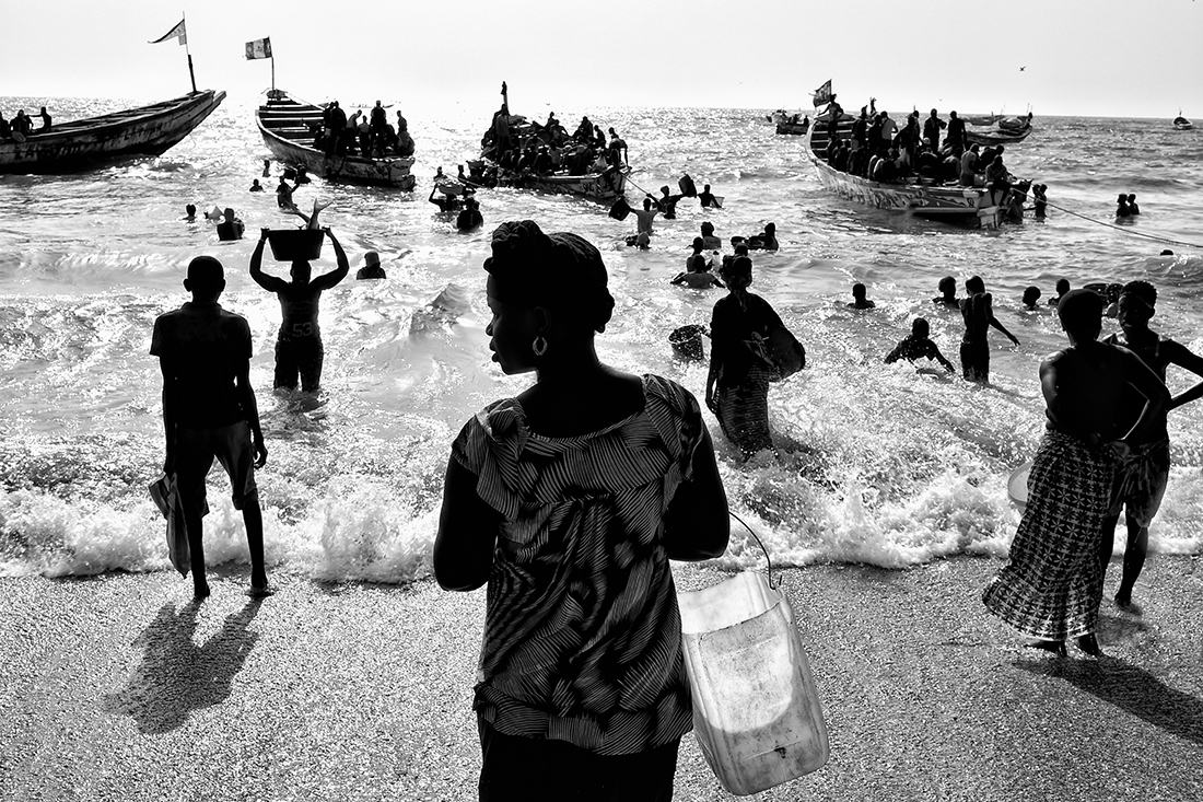 MonoVisions Black & White Photography Awards 2017 - Single Category Winner - Kars Tuinder: Fishmarket Africa
