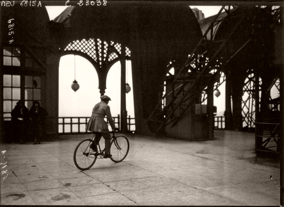 Vintage: Cycling down the Eiffel Tower (1923)