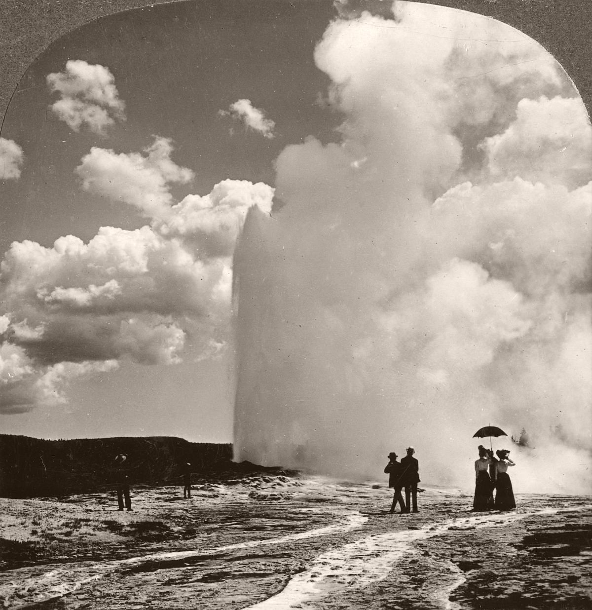 Tourists at Old Faithful in Yellowstone, 1901. (The Print Collector/Print Collector/Getty Images)
