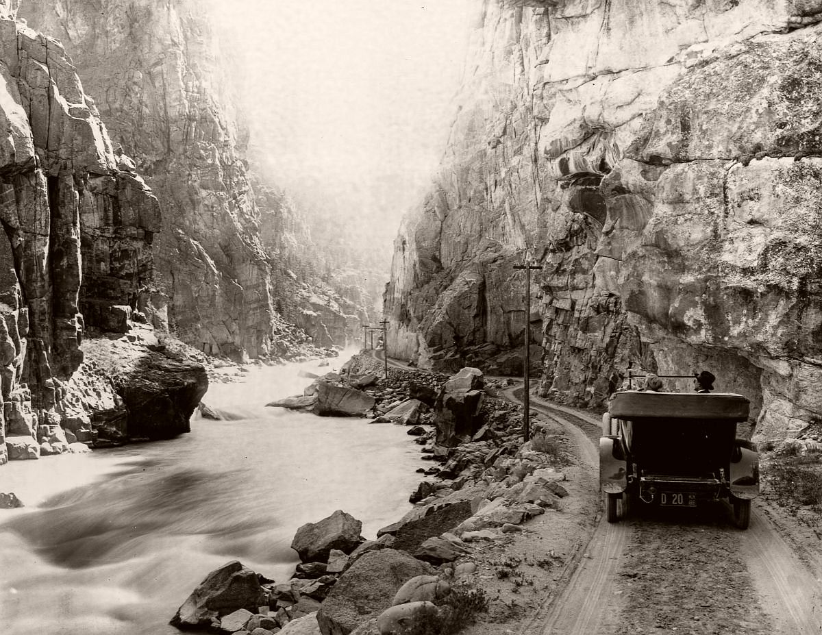 Tourists drive their car on a dirt road along Yellowstone River 1899. (Library of Congress/Corbis/VCG via Getty Images)