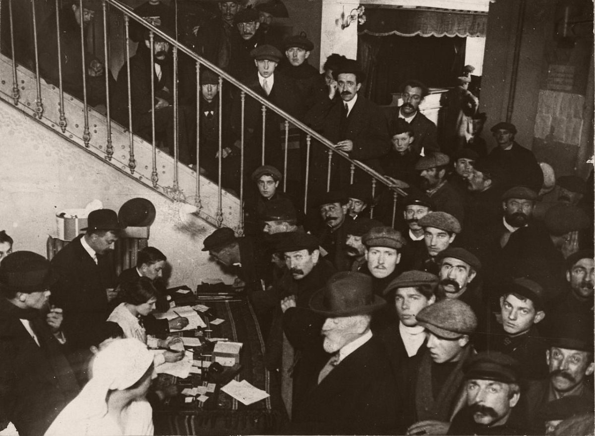 1914. Registration of Belgian refugees in the Paris circus.