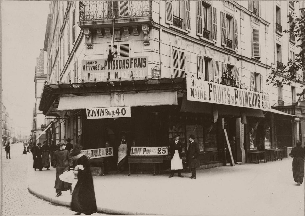 1914 Avenue du Maine. After two months of war, grocers put up banners in front of the store to show that things are going well.