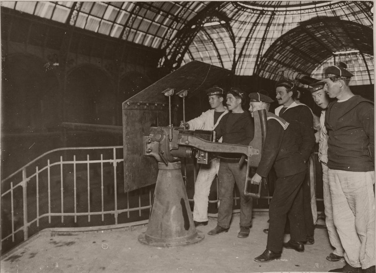 1914. The Grand Palais. An interesting place to set the gun.