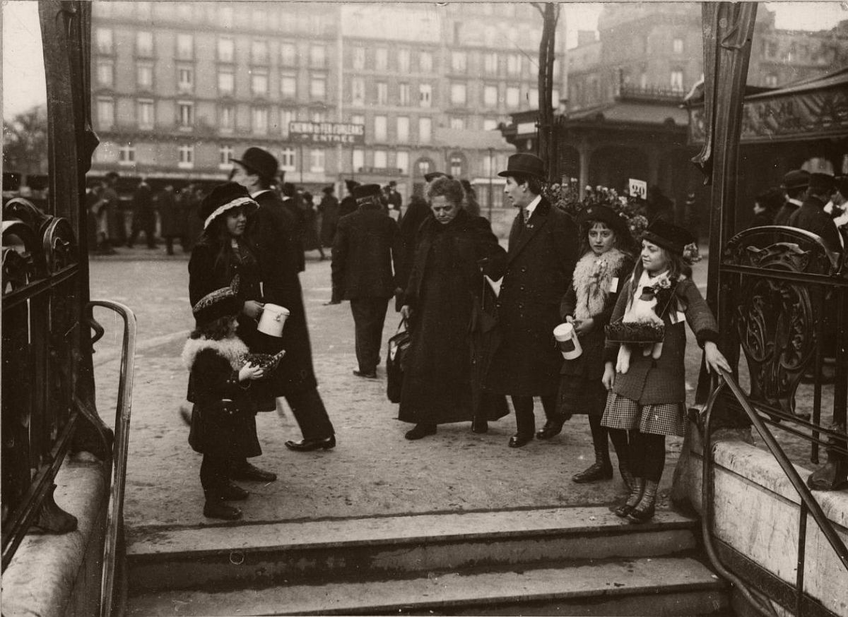 1914. Young girls and women collecting money for casualties at a metro entrance.