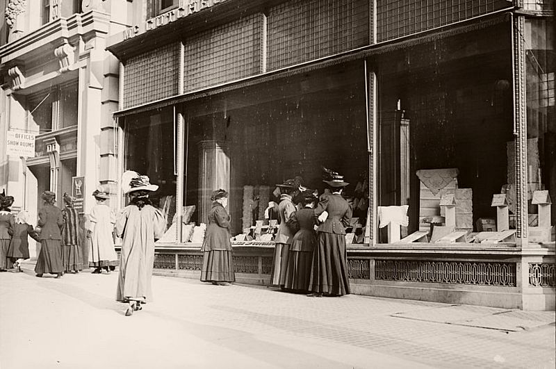 Christmas shoppers, window shopping, New York, 1900.