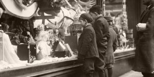 Vintage: People Mesmerized by Holiday Windows in New York City (1900s)