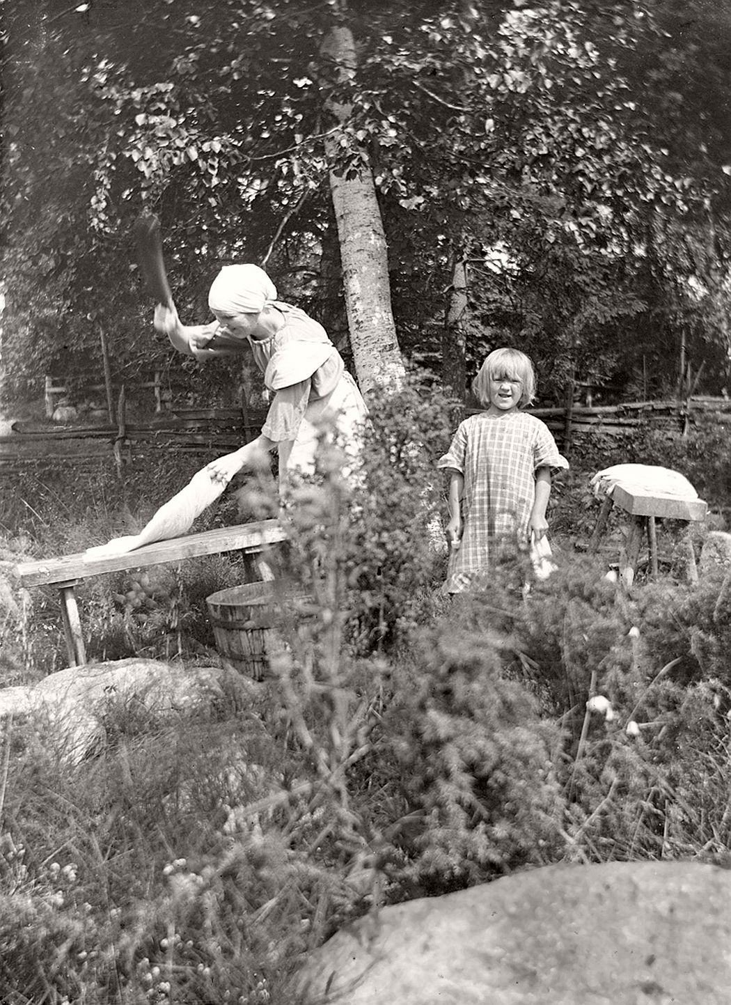 Photo from around 1925. Ebba Gustafsson (b. 1903) pats laundry and youngest sister Elin (b. 1918) stands next to it.