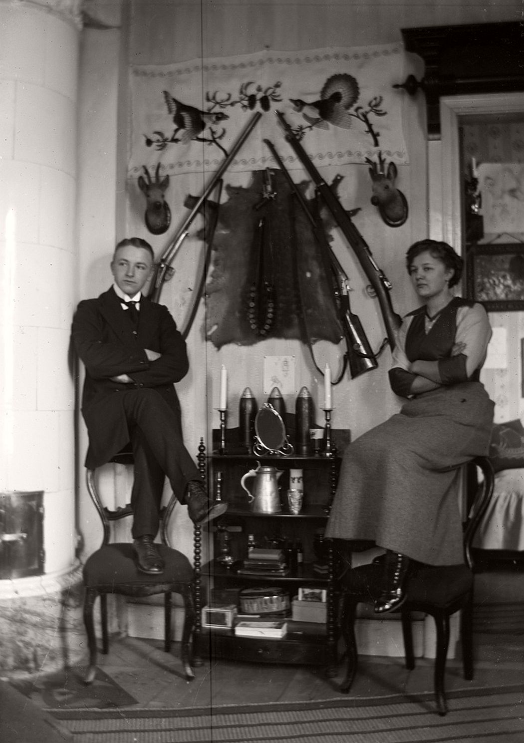 The siblings Carola and Henning Aurell photographed at his home in Frinnaryds, 1913.