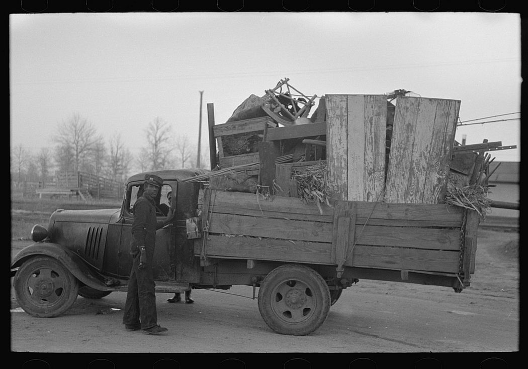 Truckload of belongings of farmer moving, Chicot County, Arkansas, 1939.