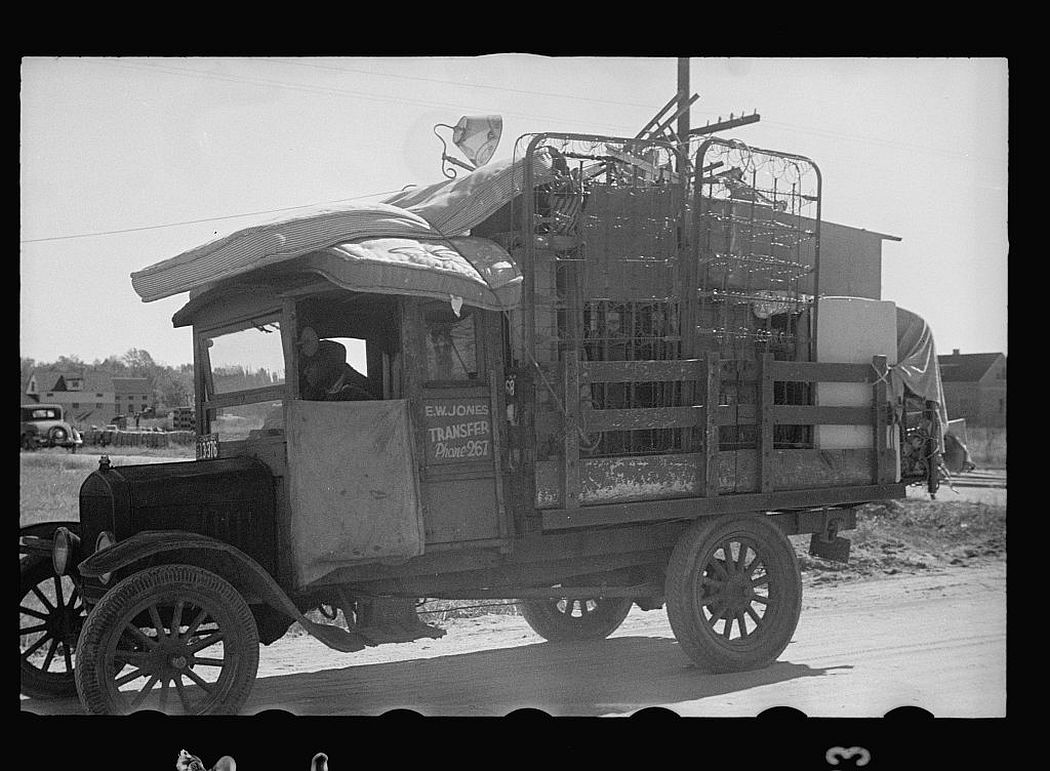 Household goods of family moving into Newport News Housing Project, Virginia, 1937.